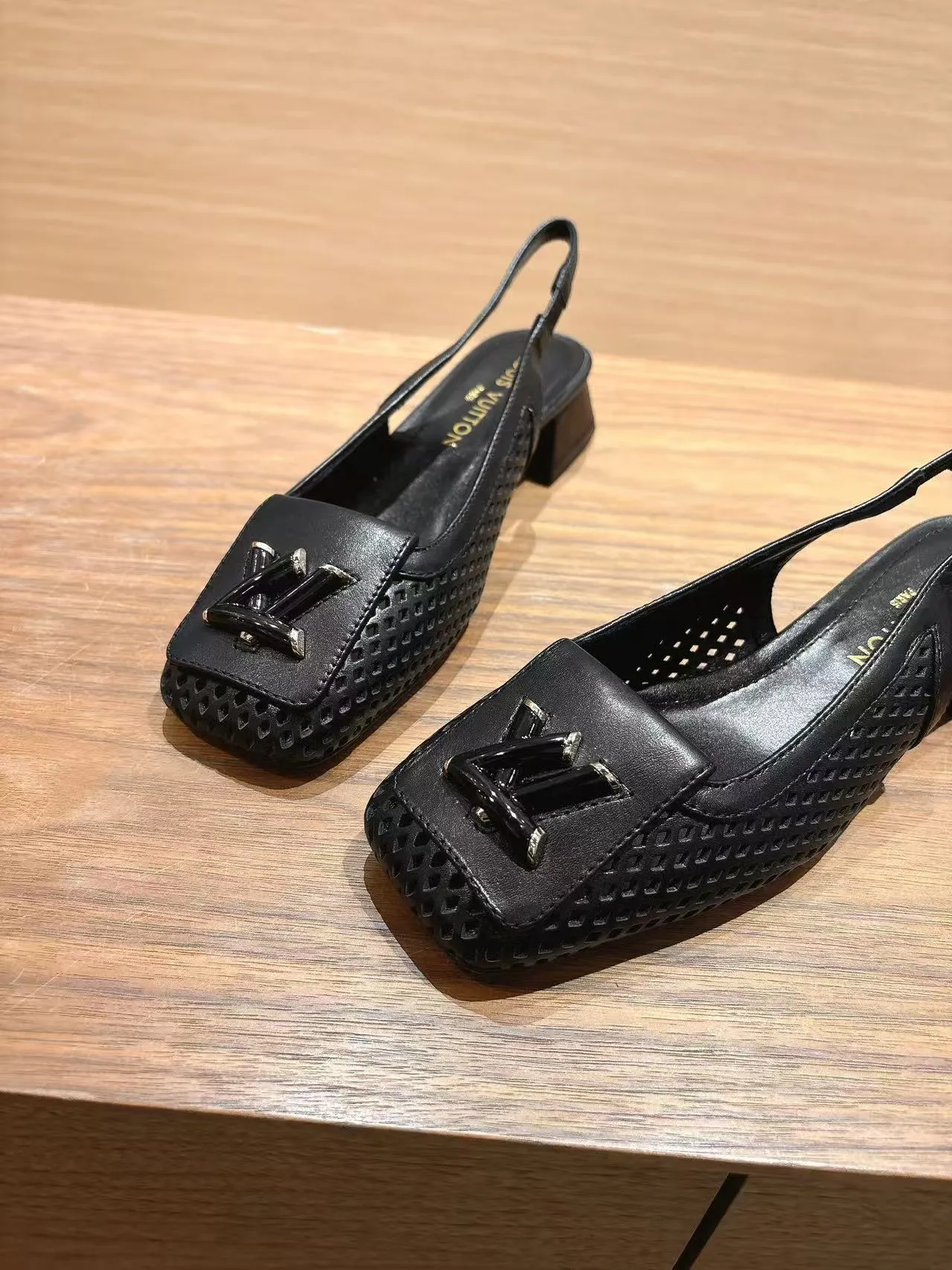 👟👟Ex-factory price 600👟👟 LV Louis Vuitton 25ss top version. Features the latest SHAKE hollow slingback sandals. Hard goods are new. Purchasing level! Full of high-end sense! A popular one among domestic and foreign bloggers. It is retro and fashionable and looks great on the feet! The main model on the official website. Upper: original customized cowhide surface. Lining: imported goatskin lining. ·Outsole: original Italian leather outsole ■Height: 3.5cm5.5cm ·Shoe size: 35-40 (41, 42 customizations are not returnable)